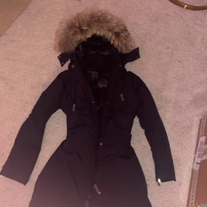 Ver de terre st xs-s  - Säljer nu min fina jacka från Ver de terre, ny pris var 3500 kr köpt på nk i Stockholm. Jackan och pälsen är i jätte bra skick och kan även skicka bilder privat :) direkt köp 2500 kr annars börjar budet vid 2000kr skriv privat för mer info och bilder :))) 