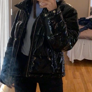 Jacka - Säljer nu min jacka i lackmaterial, skön och väldigt väldigt varm. Säljer den pga att den inte kommer till användning längre, använd ett antal gånger men fortfarande i nyskick. Den är i storlek M men passar mig perfekt som vanligtvis har storlek S i kläder och jackor. 350kr eller högstbudande :) Hör av er vid frågor 💕⚡️