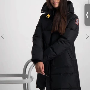 Parajumper jacka  - En svart lång parajumper i storlek S, är 1 år gammal ( har kvittot kvar). 