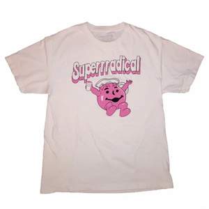 limited edition t shirt från märket superrradical,  använd en gång så inga effekter. såldes på grailed för 500kr plus frakt så priset är rimligt. Storlek small