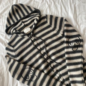 Zadig zip hoodie  - Zip-hoodie från zadig Voltaire i storlek s, materialet är ull och alpacka. Jag har vikt upp den när jag använt den, men går även att ha ut! Döskallar på armbågen