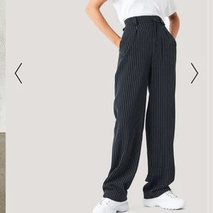 Kritstrecksrandig kostymbyxa - Kostymbyxa från nakd, oanvända med lapparna kvar. Säljer den då den är alldeles för långa för mig. 