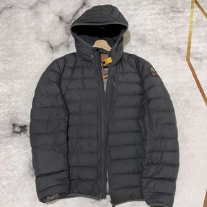 Parajumpers jacka  - Parajumpers Jacka den är i en helt ny skick och mycket fin.Ny pris på den 4800kr och min pris är 2200.Modellen på heter SUPER LIGHTWEIGHT.Storlek XL kan även passa någon som har Storlek L.Finns i Malmö. Kan även frakta köparen står för frakten.Priset kan diskuteras vid snabb affär. ÄKTA 