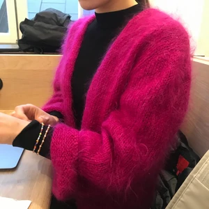 Rosa stickad kofta  - En otroligt varm och mysig rosa stickad kofta. Finns ingen etikett, men jag tror att den handstickad🤗🤗 Storleken är uppskattad!