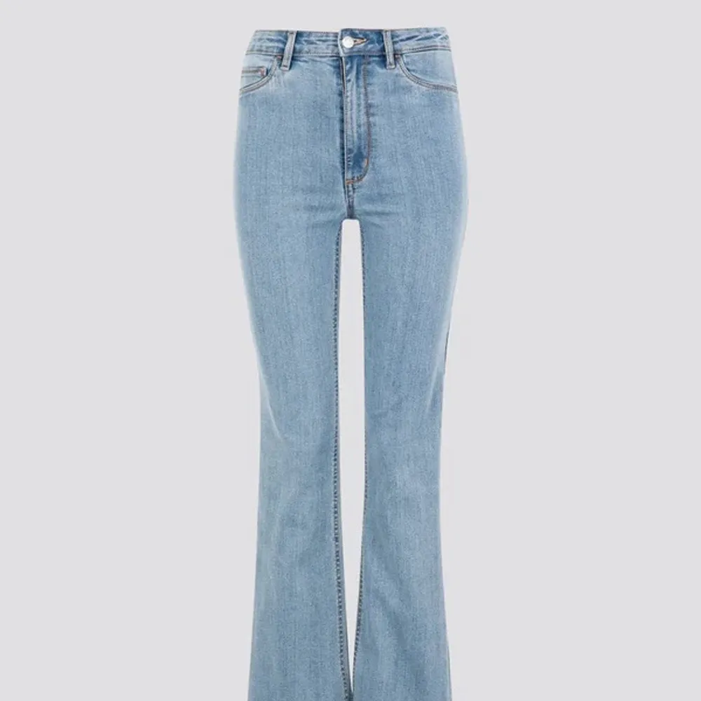 Ljusblå bootcut jeans från Cubus. Storlek XS i modellen Blake. Lågmidjade.  - köparen står för frakten - . Jeans & Byxor.