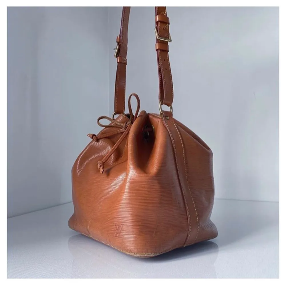 En jättefin brun LV väska köp på @avenue2ndhand på Instagram för 5500 kr. Superfin men använder den aldrig. Har äkthetsbevis i form av att sidan ENDAST säljer äkta saker och det finns ett serienummer som visar att den är äkta. . Väskor.