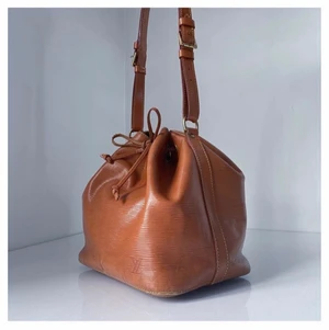 Louis Vuitton väska  - En jättefin brun LV väska köp på @avenue2ndhand på Instagram för 5500 kr. Superfin men använder den aldrig. Har äkthetsbevis i form av att sidan ENDAST säljer äkta saker och det finns ett serienummer som visar att den är äkta. 