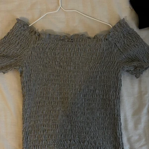 Croptop off shoulder - Off shoulder crop top i nyskick. Grå!