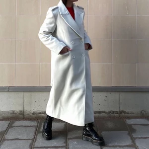 Ljus Kappa - Säljer en ljus kappa från Angelica Blicks NAKD kollektion. Hyfsat stor i storleken, overzised och passar därför inte mig. Knappt använd. 