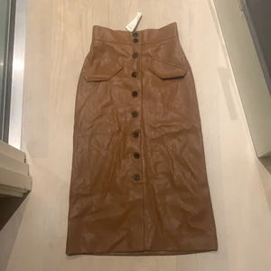 Läderkjol  - En läderkjol från hm som aldrig är använd, prislapp sitter kvar! Köparen står för frakten:)