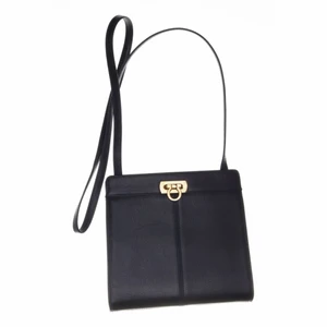 Pourchet crossbody väska - Vintage axelbandscäska från franska Pourchet. Mörkblå med gulddetaljer. Mycket bra skick. Ca 20x20 cm.