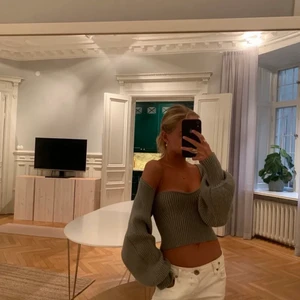 Ärmar från Zara - (Första bilden är lånad, men tröjan sitter likadant på mig!!) Säljer dessa as snygga gröna ärmar ifrån Zara (alltså inte hela setet)😍💕 De är knappt använda i storlek M! Skriv för fler bilder! 