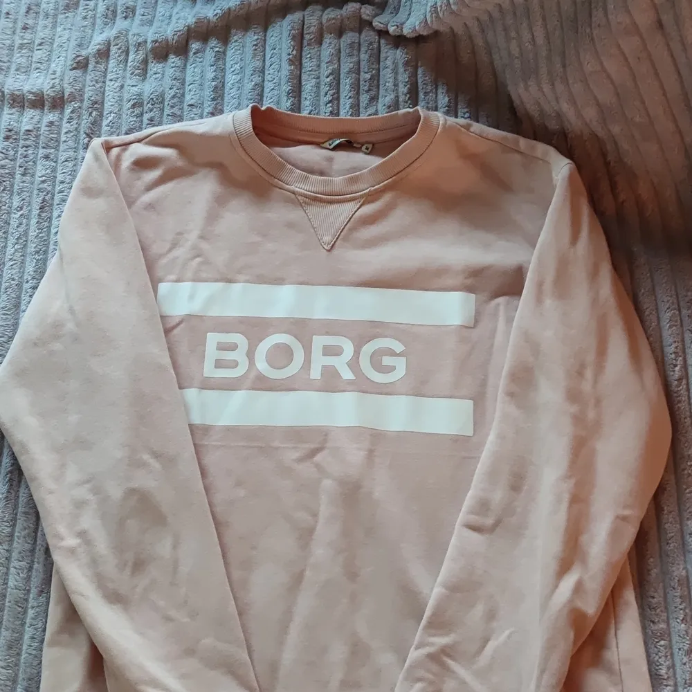 Skön rosa Björn Borg tröja i storlek S säljs nu pågrund av att den är för liten.. Hoodies.