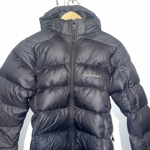 Peak jacka - Jacka i stl 170. köptes i december 2019 och användes våren 2020. ett litet hål i armen som lagas enkelt om man har tid. priset är inte hugget i sten