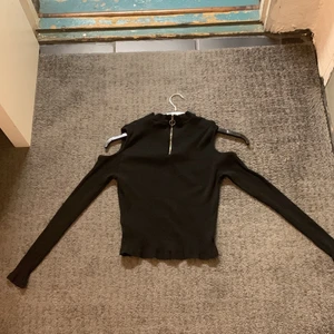 Svart långärmad tröja med synliga axlar  - Svart och långärmad tröja med hål i axlarna🖤har 2 st 