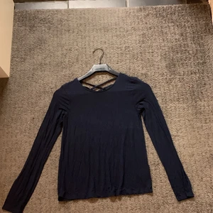 Blå tröja  - Mörk blå långärmad tröja med kors på ryggen 💙