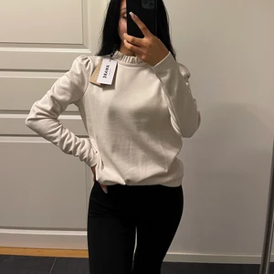 Tröja strl Xs. - En fin oanvänd tröja med prislappen kvar. Säljer den på grund av att den känns lite stor. Ordinarie pris 299kr mitt pris är 150kr🦋