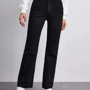 Jeans Boot Cut - Byxorna är från SHEIN. Säljer för dem blivit för små. Har använt dem i ett halvår.Skulle säga att dem sitter mer som M än L. Är mellan töjbara.