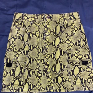 Kjol  - ⚠️FÖRST TILL KVARN⚠️ Neongrön orm kjol nypris: 240