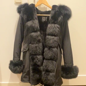 Äkta Garoff jacka!!  - Säljer min fina pälsjacka då jag köpte den i Garoff butiken för 4800kr men säljer den just nu för 2500kr. Jag har haft den i cirka 1,5 år, och är i mycket bra skick. Storlek : S 