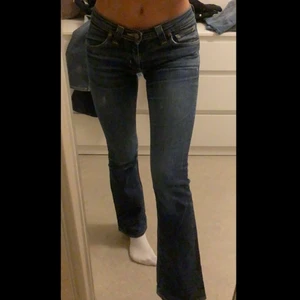 Nudie jeans vintage lowwaist jeans - Blåa vintage jeans med bootcut från nudie jeans. Skitsnygga och sitter bra !! Nypris runt 1200kr. Har fler likande jeans på min profil om ni vill checka dom !! 💕