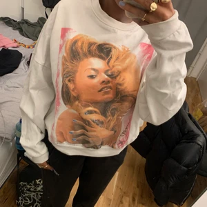 Vit Sweatshirt Beyoncé tryck! - Jätte fin vit sweatshirt med Beyoncé som tryck! Köpt på Carlings för 350 säljer för 100, passar både S & M! Helt okej skick!