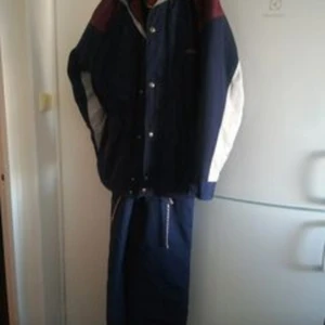 Superfin Skiddress catmandoo M - Jättefin skiddress Nyskick, endast provad! marinblå med vinrött och vitt i, storlek M herrstorlek men tycker damer  kan ha oxå om man gillar färgen 😊 den är ett kap. Varm och skön och snygg ❤️ Frakt 🚛 tillkommer! 