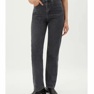 WEEKDAY Rowe Extra High Straight Jeans - Superfina Jeans som just nu är helt slutsålda på hemsidan. Straight fit i modellen och går över fötterna på mig som är 170cm. Helt oanvända!      