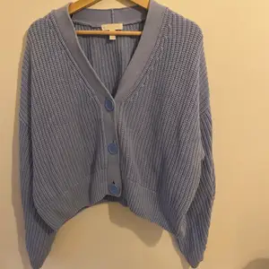 Säljer blå tröja från hm i fint skick, man kan även knäppa upp knapparna så att det blir en kofta. Stl S💙