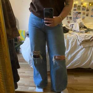 Jeans från weekday som jag själv gjort hål i🌸 Har blivit lite för små för mej så måste tyvärr sälja😩 Frakt ingår inte i priset💕