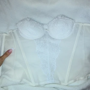 Korsett - Vit korsett jätte fin, utan band. Stl s-m beroende på midjemått samt byst