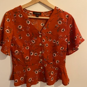 Röd topp med blommor - Säljer en röd topp med blommor i stl S, knappt använd fint skick❤️