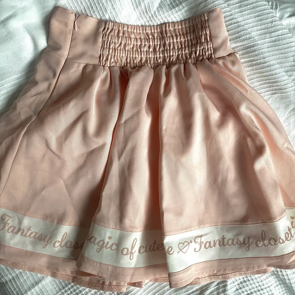 Söt rosa kjol, köpt i Japan. Passar bäst för XS och S. Har dragkedja och stretch. Två små fläckar vid dragkedjan. . Kjolar.