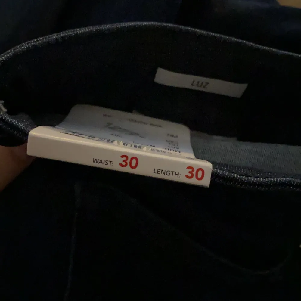 Säljer dessa fina replay jeans i mörk blå färg då de inte kommer till användning. De är helt nya, prislappen finns kvar på de. Jeansen heter Luz och är i hyperflex vilket innebär att de är i stretch och är super sköna att ha på sig. . Jeans & Byxor.