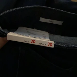 Replay jeans - Säljer dessa fina replay jeans i mörk blå färg då de inte kommer till användning. De är helt nya, prislappen finns kvar på de. Jeansen heter Luz och är i hyperflex vilket innebär att de är i stretch och är super sköna att ha på sig. 