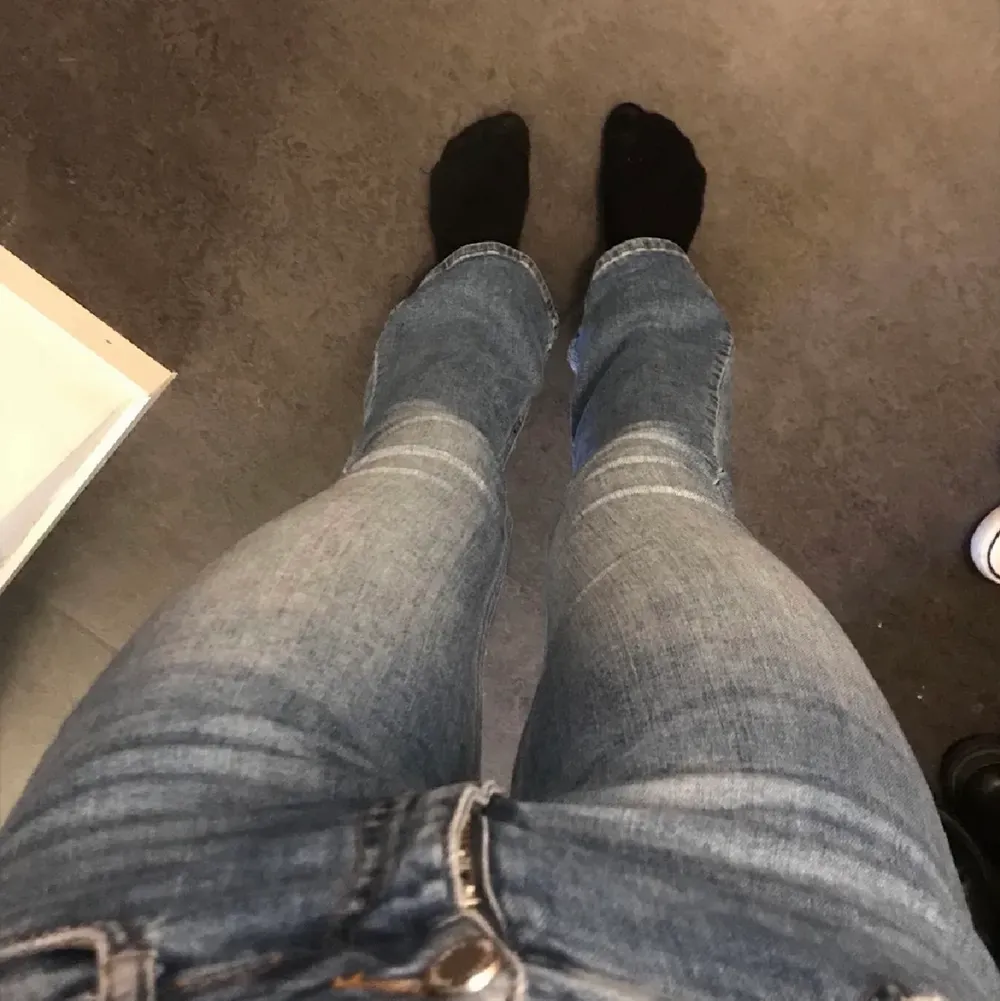 Säljer dessa bootcut jeans från Gina pågrund av att de för små. Köpt för 500kr säljer för 100kr. Jeans & Byxor.