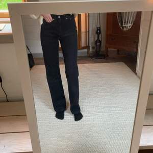 Ett par svarta raka jeans med hög midja. Modellen är ”Rowe” från weekday. 