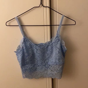 New yorker - Lägger ut igen pågrund av oseriös köpare, men Jättefin ljusblå topp i spets från New Yorker (FB sister) i storlek XS. Aldrig använd för att jag inte hittat tillfälle att ha den. Lappen sitter inte kvar pågrund av att jag tvättade den med tanken att jag skulle använda den.  Nypris: 80kr |  Skriv för intresse!!❤️