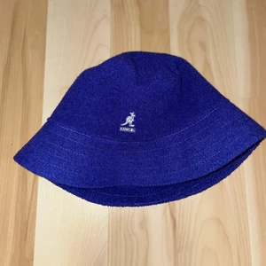 Äkta Kangol Bucket Hat - Nyskick! Har knappt använt den, i nypris så kostar den 600kr ;)