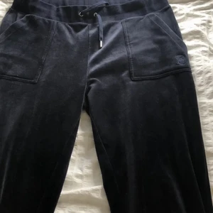 Juicy byxor  - Säljer om dessa pga oseriösa köpare❤️bud ifrån 300. Nypris är 1000 men väljer och säljer lite billigare för att få bort dom eftersom jag ej är intresserad av dom. 