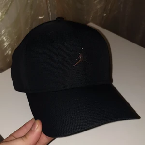 Keps - Den är helt ny köpt, säljer för har köpt ett nytt, har inte använt den, till och med vuxna kan ta den och det går att göra store och mindre.