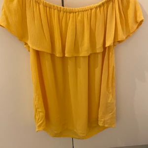 Off shoulder topp  - Off shoulder topp i storlek S för 50kr.                                            Helt ny, prislapp på (ordinarie pris 199kr) 