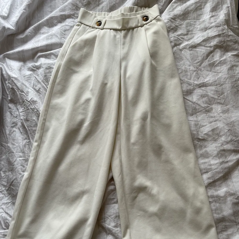 Ett par vita härliga byxor i kortare Model. Utsvängda. Vet ej var de är ifrån.. Jeans & Byxor.