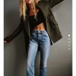 Mid Rise zara jeans  - kollar intresset på mina mörkblåa mid rise jeans i storlek 36 från zara! Jeansen är dock insydda i midjan så de är ca 2 cm mindre i midjan jämfört med original! De är använda väldigt få gånger! pris kan diskuteras! 