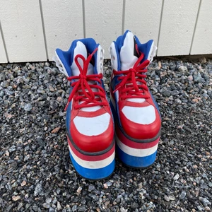 Buffalo platforms  - Äkta Buffalo skor köpta i London. Stora i storleken, jag har 38 men i dessa 37. Nypris: 2100:-