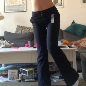 Svarta kostymbyxor  - Jätte snygga svarta kostymbyxor❤️ Köpta i en vintage humana i Berlin men tyvärr aldrig använda🌸🌸Två knappar där uppe och fickor på baksidan❤️ Såååå snygg form!! 💋💋💋💋💋💋💋💋Köpte för 600 säljer för 400! Startar budgivning om de blir fler intresserade🥰🥰 