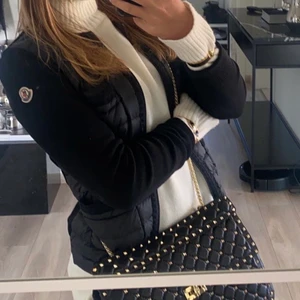 Moncler cardigan  - Intressekoll på min fina moncler cardigan som är köpt på nk. Den ser ut som ny och denna jacka var även en limeted edition därför är den väldigt unik och inte ser ut som alla andra moncler cardigan. Den köptes för 7999. Vid intresse angående frågor och mer bilder och pris kontakta mig privat!! 