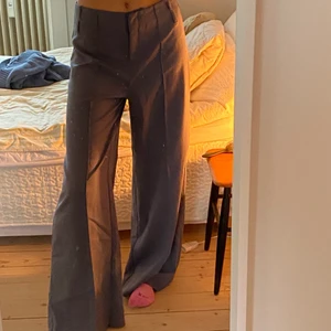 Kostymbyxor - Jättesnygga gråa kostymbyxor från weekday! Jag brukar ha strl 34-36 och dessa är strl 38. Jag är 175 cm. Köpare står för frakt!💕❤️💘