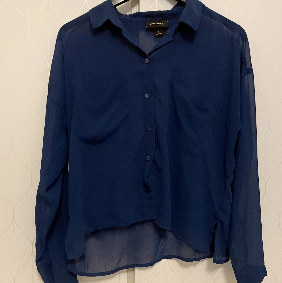 Blå, tunn skjorta i nyskick