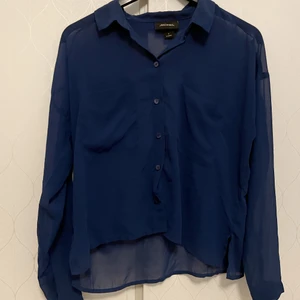 Blå, tunn skjorta i nyskick - Tunn skjorta, den har en mer klarblå färg i verkligheten men det var svårt att få på bild. 